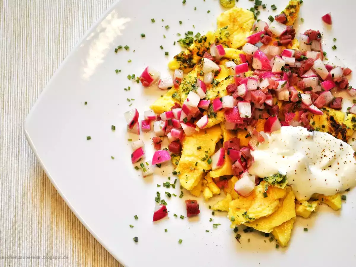 Gezupfter Kräuterpfannkuchen mit gebratenen Radieschen