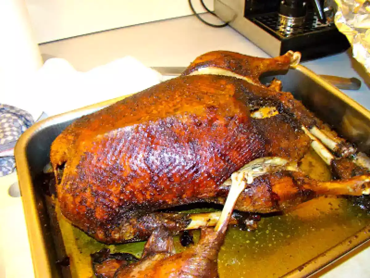 Glückliche, gnusprig gebratene Gans gefiel geschätzten Gästen