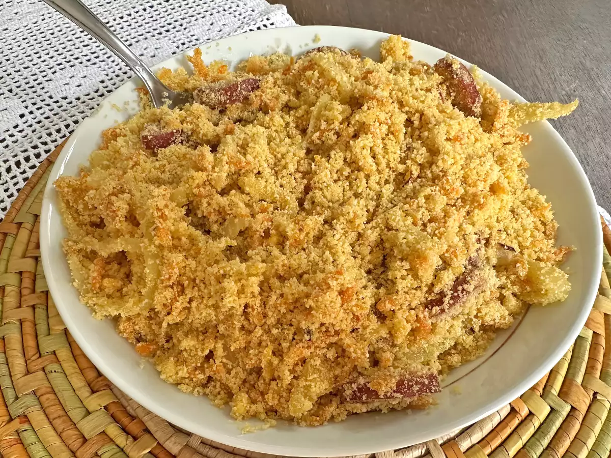 Goldbraune Farofa mit Calabresa-Wurst, Ei und Karotte - foto 2