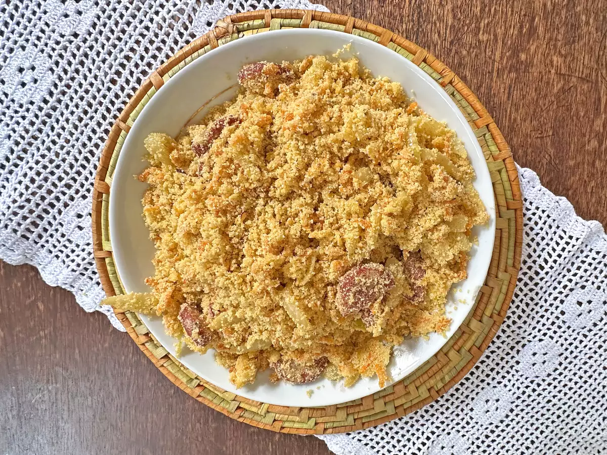 Goldbraune Farofa mit Calabresa-Wurst, Ei und Karotte - foto 3