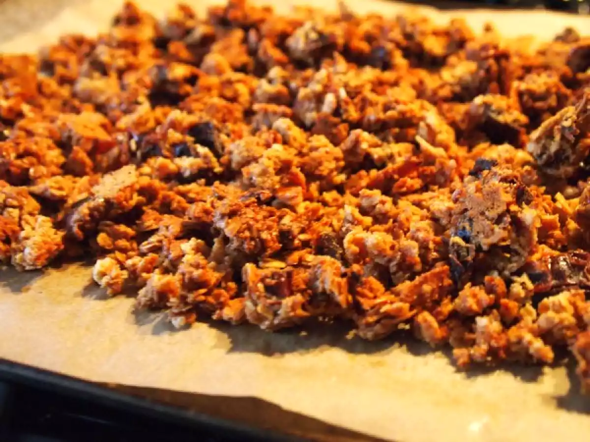 Granola mit Datteln und Tahini