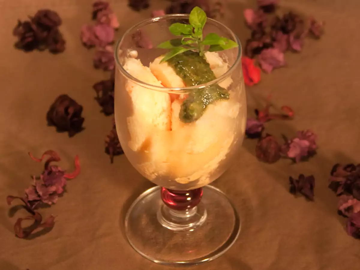 Grapefruitsorbet mit süßem Basilikumpesto