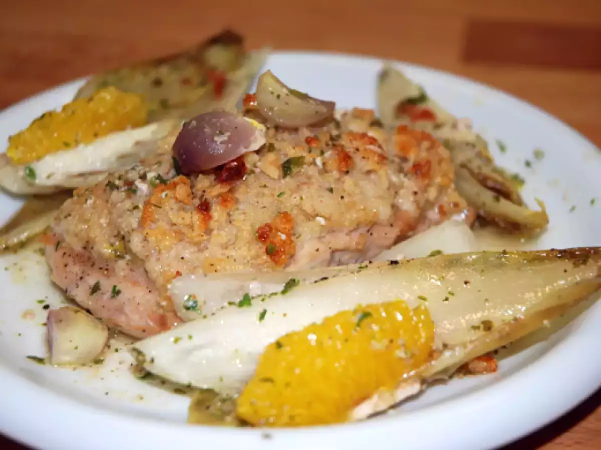 Gratinierter Wildlachs auf einem Chiccoree - Orangen - Bett