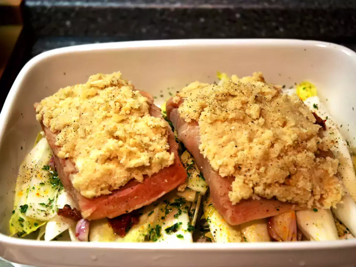 Gratinierter Wildlachs auf einem Chiccoree - Orangen - Bett - foto 3