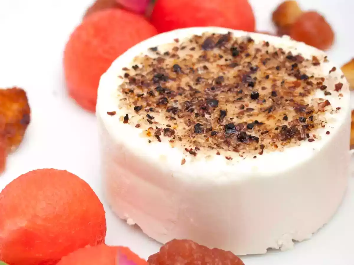 Gratinierter Ziegenkäse mit Melone, Rose und Sumach