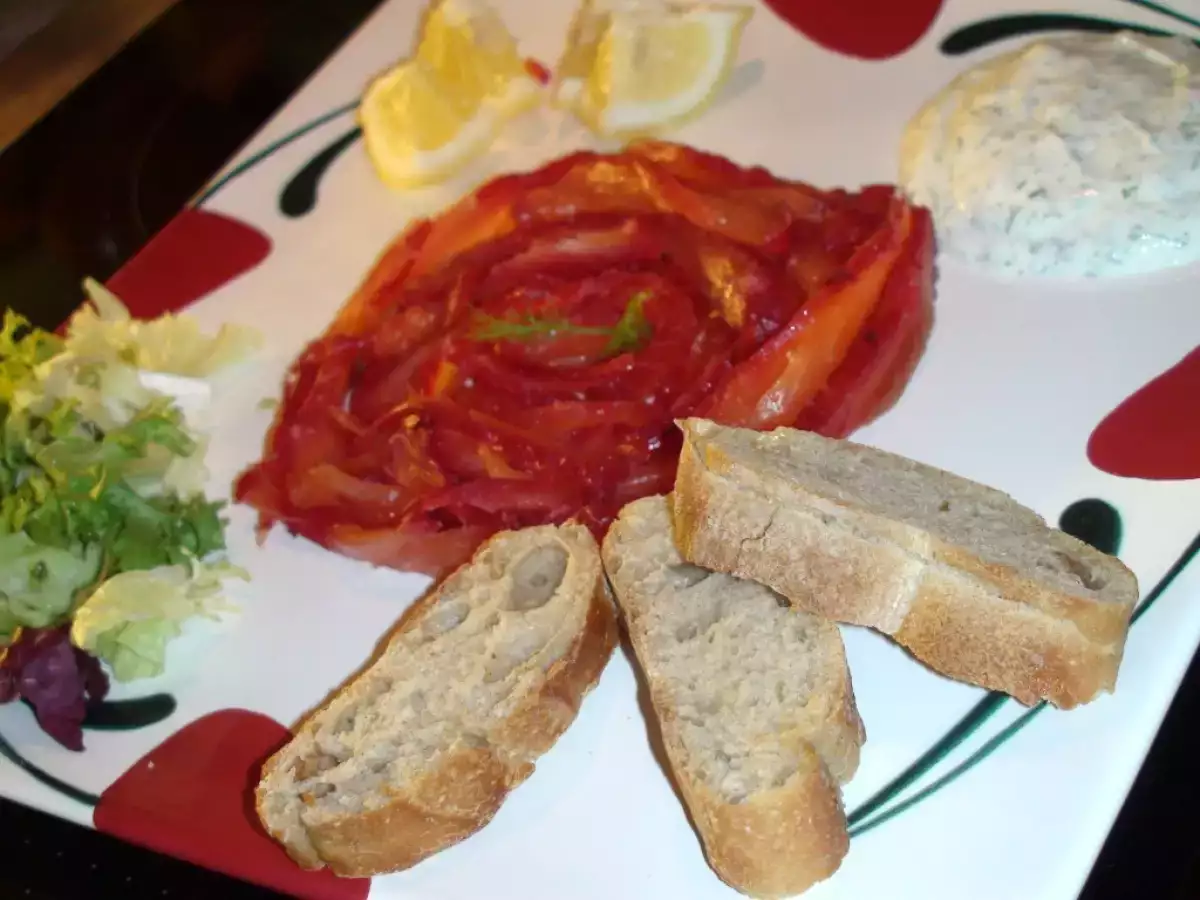 Gravadlax Gebeizter Lachs mit roten Rüben und saurem Dill-Honig-Dip