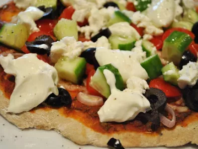 Griechische Pizza mit kaltem Belag