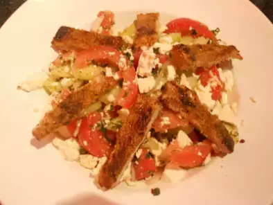 Griechischer Salat mit Gyrosstreifen