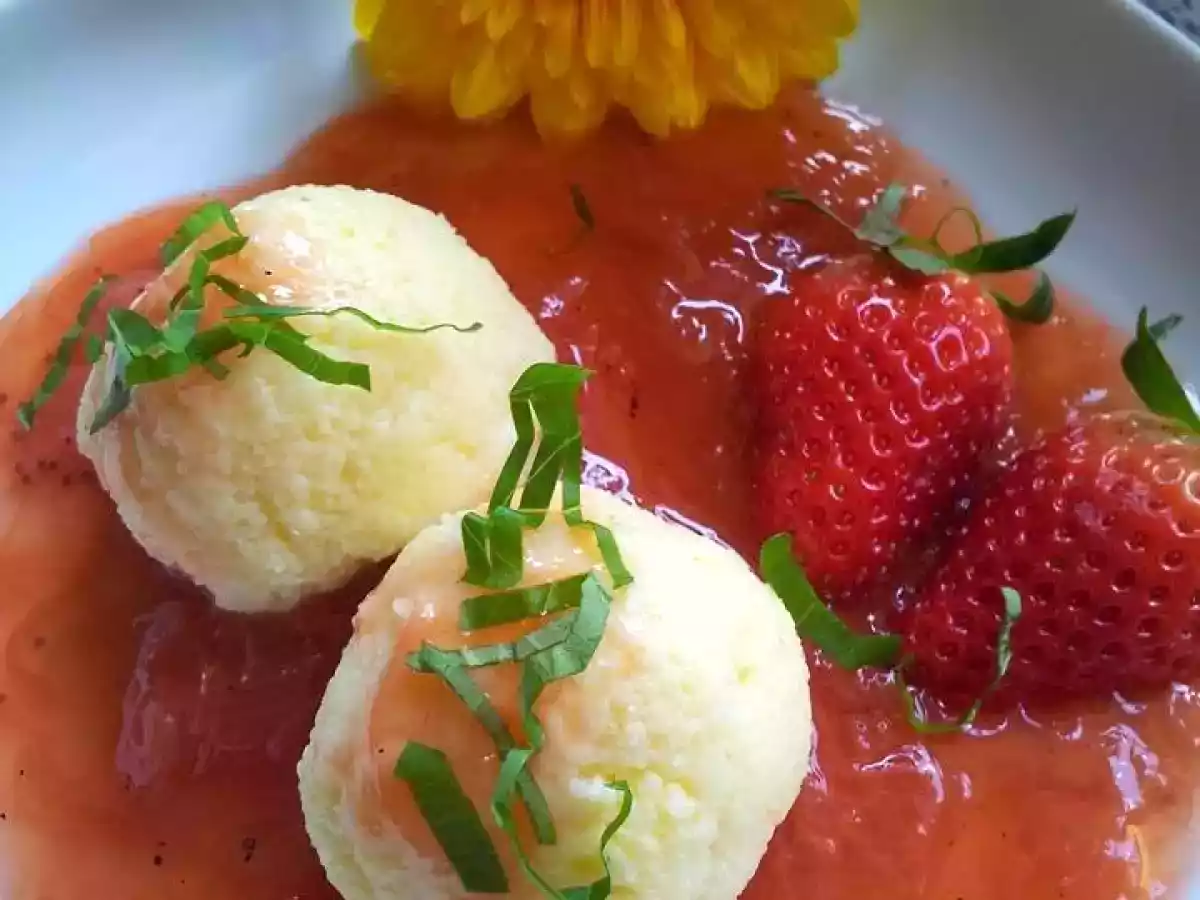 Grießknödel mit Rhabarber-Erdbeer-Kompott und Basilikum