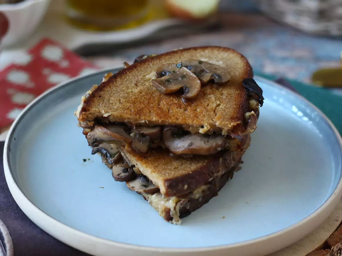 Grilled Cheese Sandwich mit Champignons : knusprig und käsig