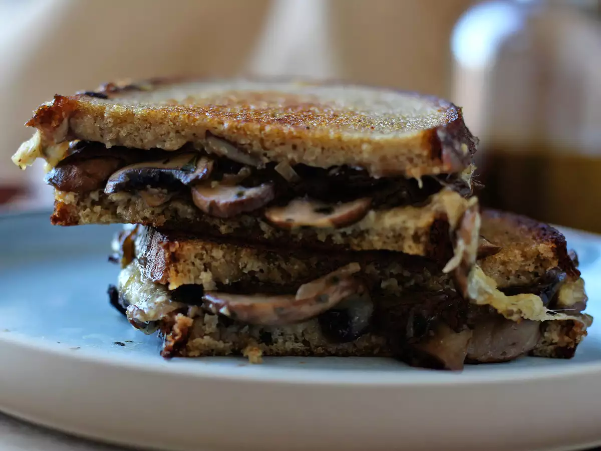 Grilled Cheese Sandwich mit Champignons : knusprig und käsig - foto 3