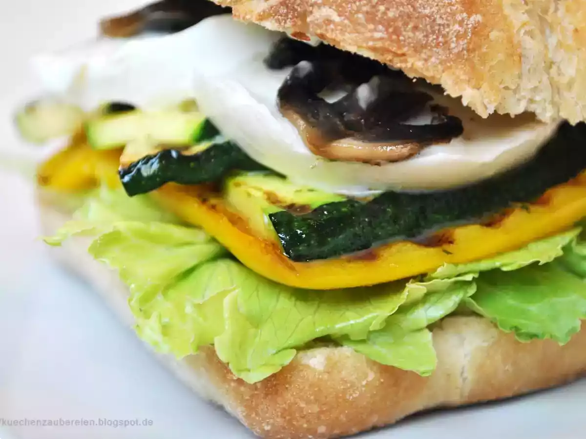 Grillgemüse-Panini mit Büffelmozzarella