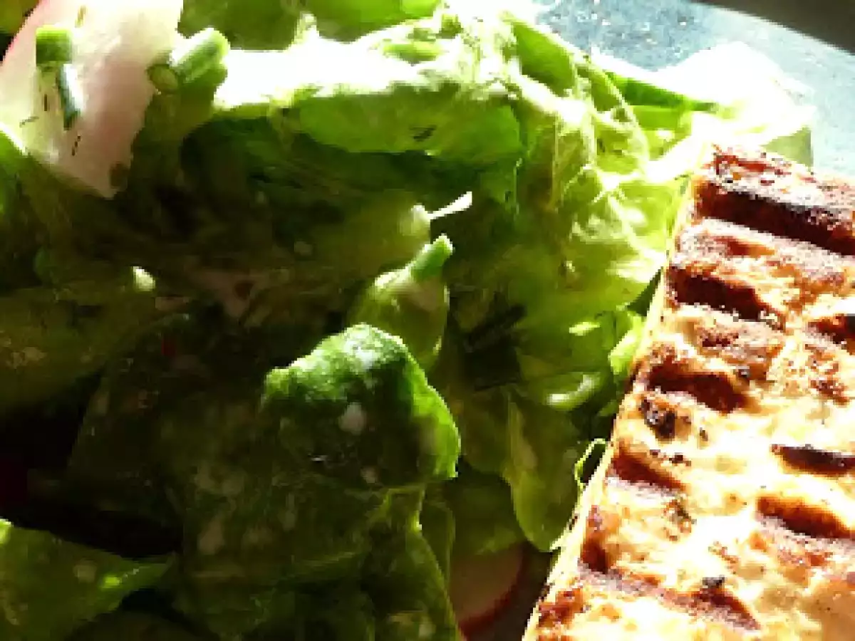 Grillkäse mit Salat