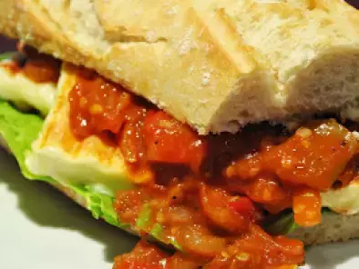 Grillkäse-Sandwich mit selbstgemachter Salsa-Soße