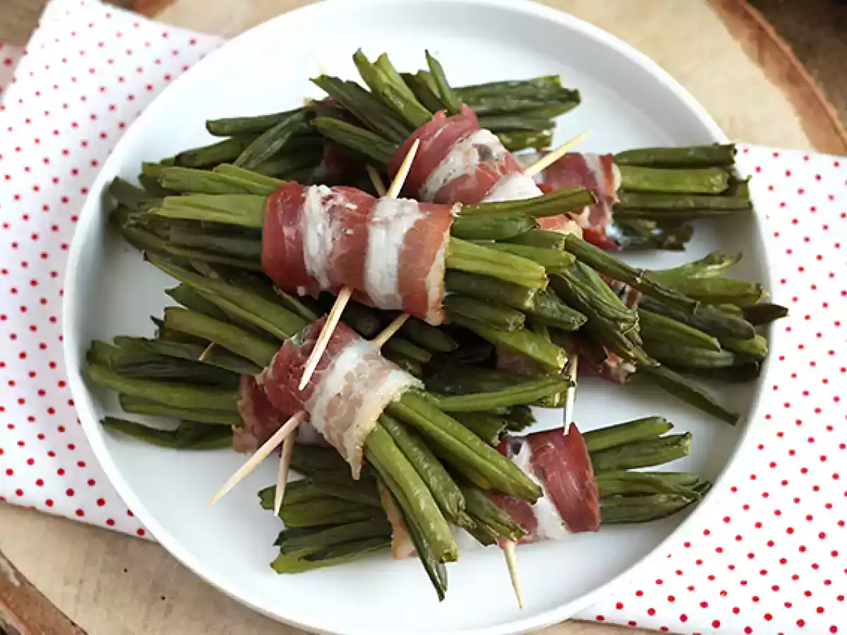 Grüne Bohnenbündel und geräucherter Speck - foto 4