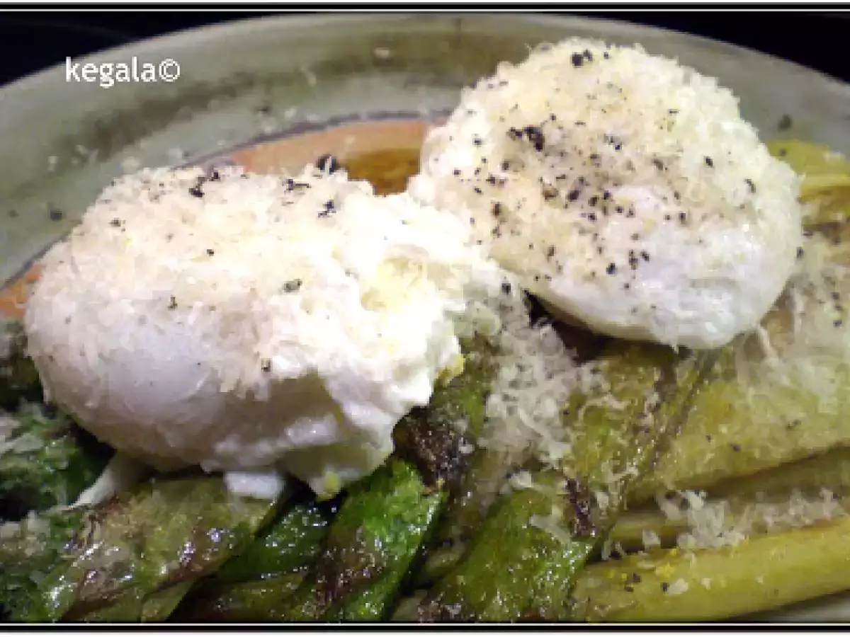 Grüner Spargel gebraten, mit Zitrone, pochiertem Ei und Parmesan