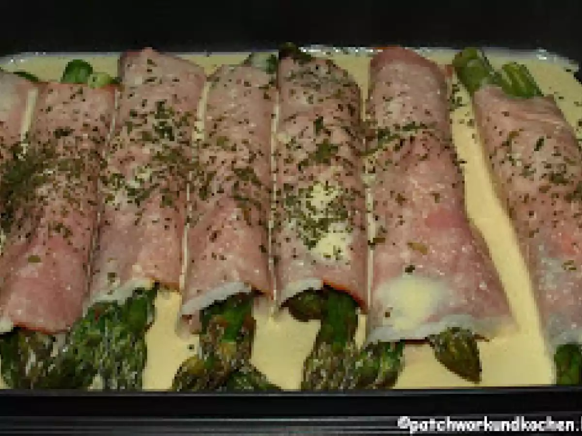 Grüner Spargel im Schinken - Kartoffelmantel