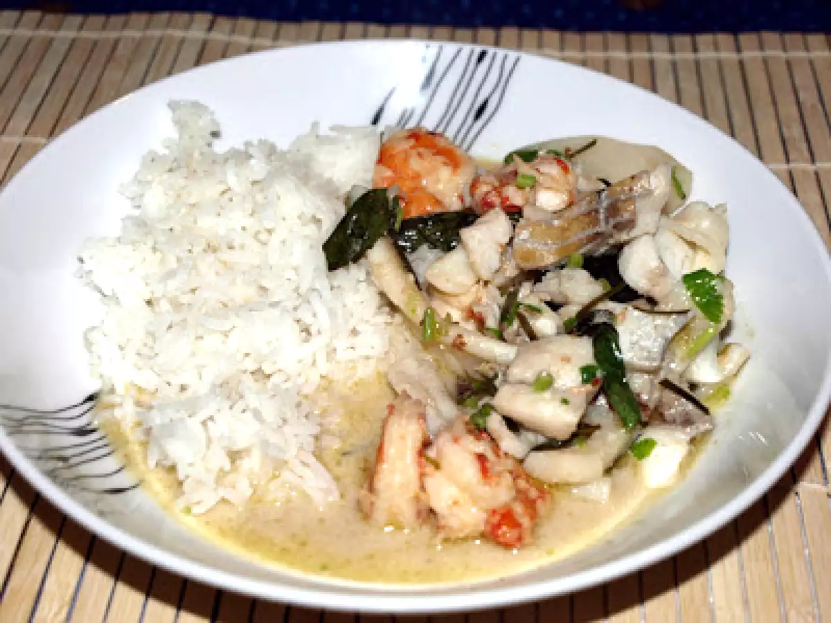 Grünes Curry mit Meeresfrüchten (Gäng Kiau Waan Talee)