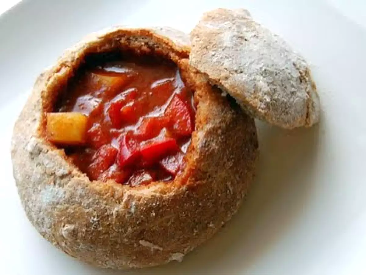 Gulaschsuppe in Brotschale