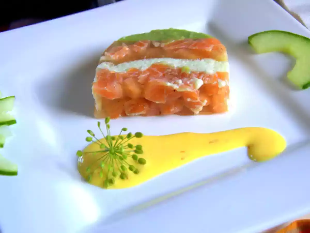 Gurken-Lachs-Terrine mit Safranmayonnaise