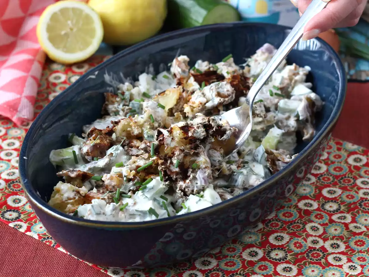 Gurkensalat mit knusprigen Kartoffeln