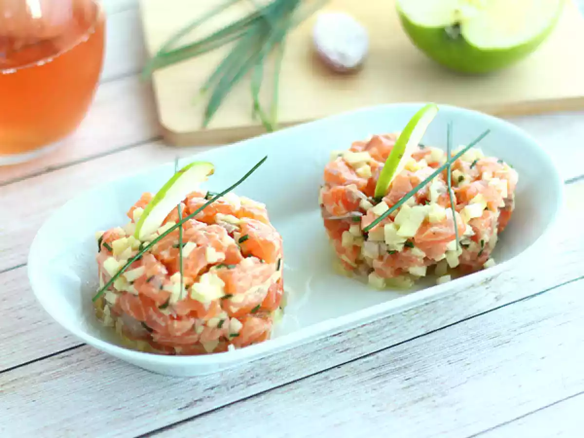 Gut gekühltes Tartar mit Lachs und grünem Apfel