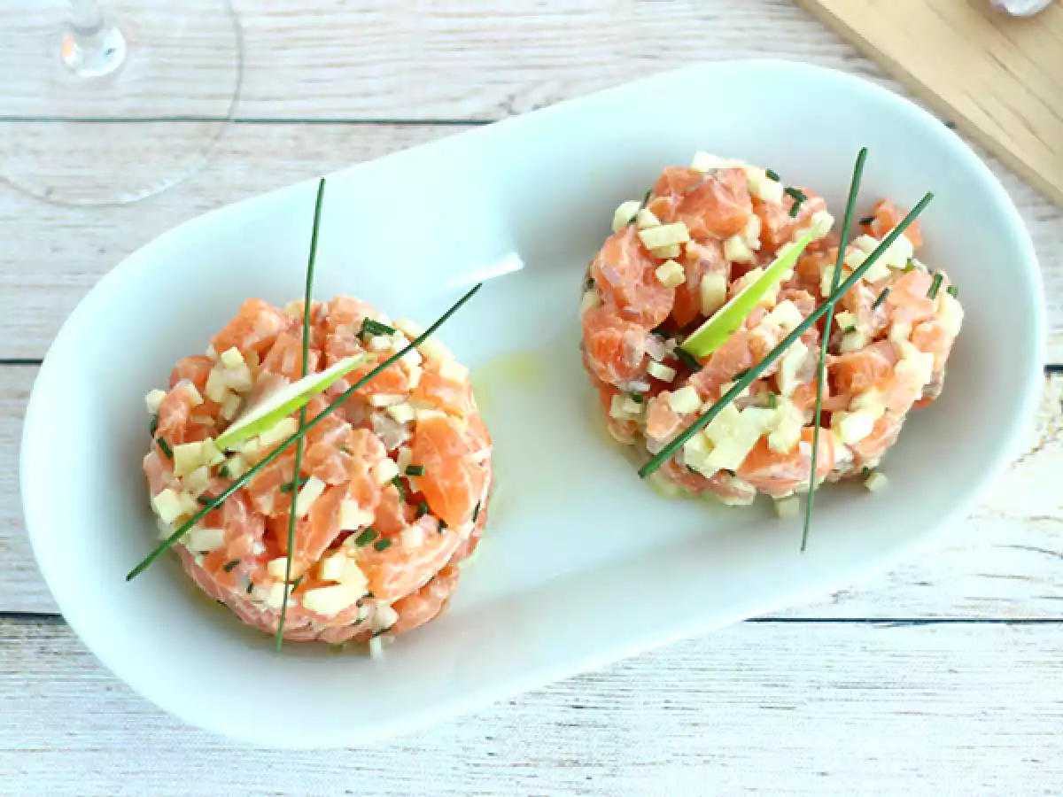 Gut gekühltes Tartar mit Lachs und grünem Apfel - foto 3