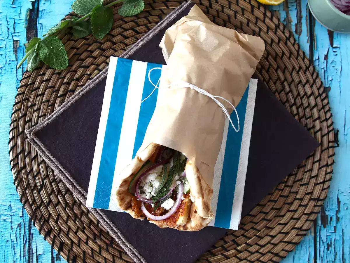 Gyros mit Halloumi, das griechische Sandwich in einer vegetarischen Version! - foto 2