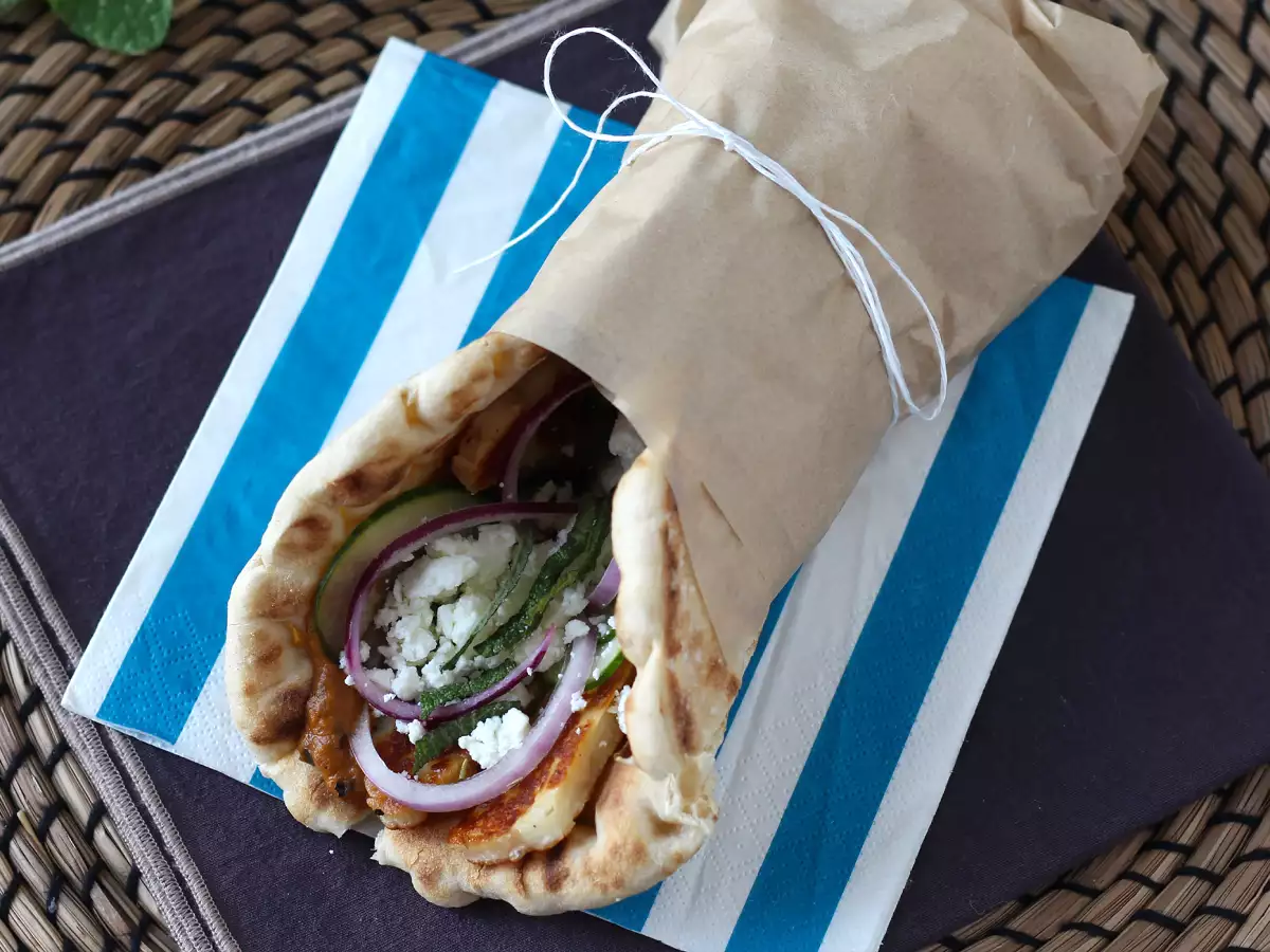 Gyros mit Halloumi, das griechische Sandwich in einer vegetarischen Version! - foto 4