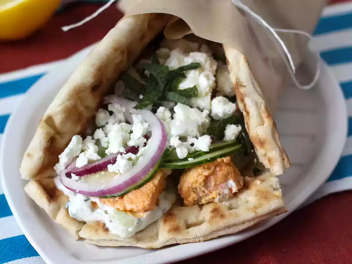 Gyros mit Lachs, das perfekte griechische Fischsandwich für den Sommer! - foto 2