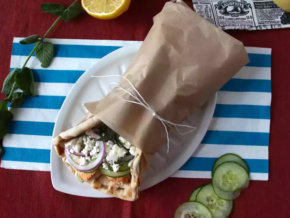 Gyros mit Lachs, das perfekte griechische Fischsandwich für den Sommer! - foto 3