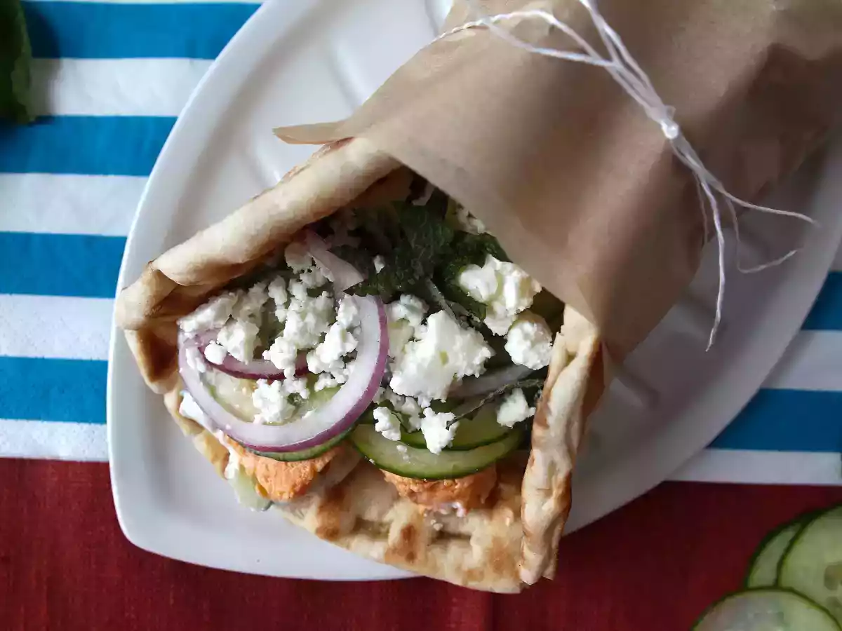 Gyros mit Lachs, das perfekte griechische Fischsandwich für den Sommer! - foto 4