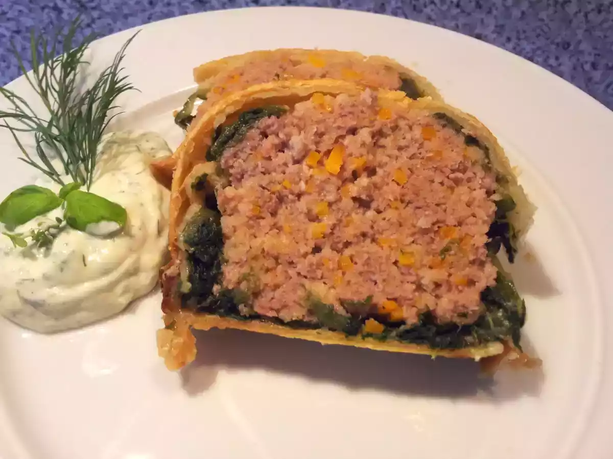 Hackfleisch-Couscous-Spinat-Rolle