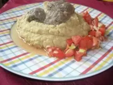 Hackfleischbaellchen auf Kichererbsenpuree + Tomatensalat