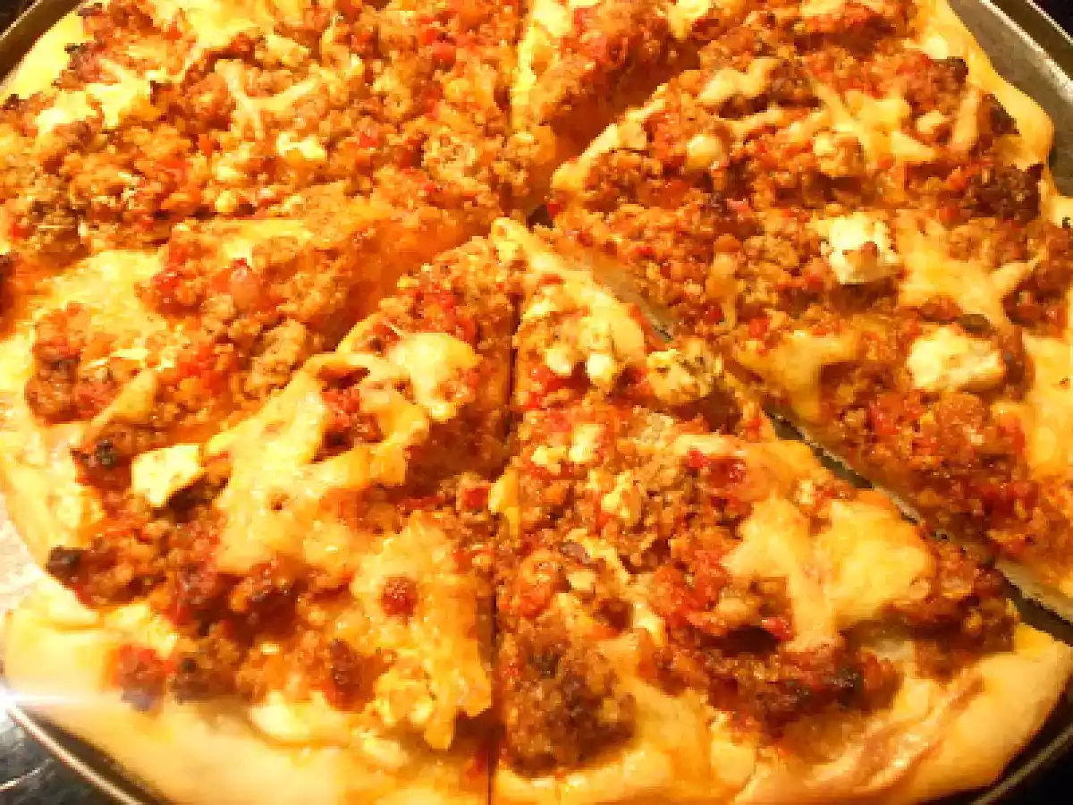 Hackpizza mit zweierlei Schafskäse