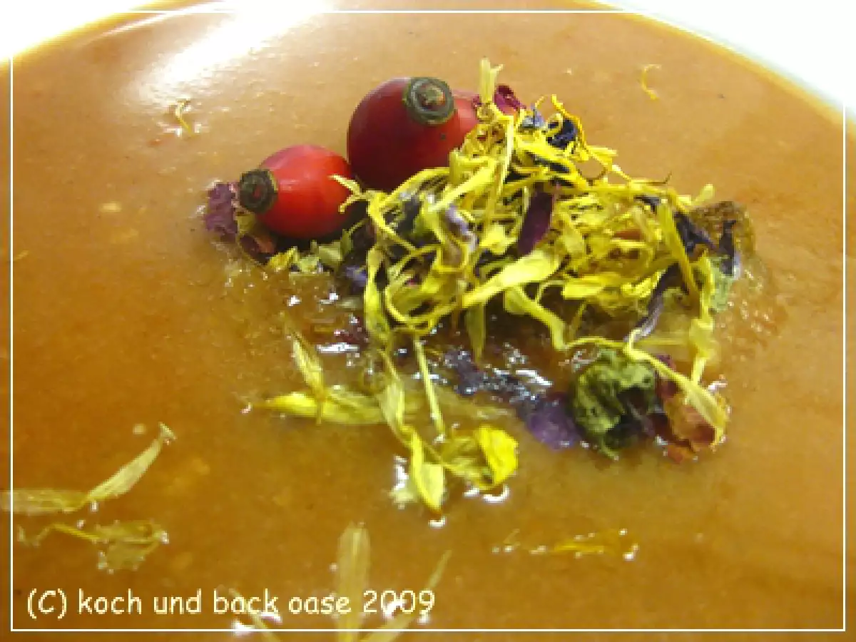 Hagebuttensuppe mit Ringelblumenblüten