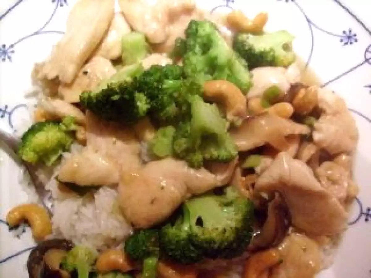 Hähnchen-Brokkoli-Wok mit Cashew Nüssen