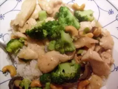 Hähnchen-Brokkoli-Wok mit Cashew Nüssen