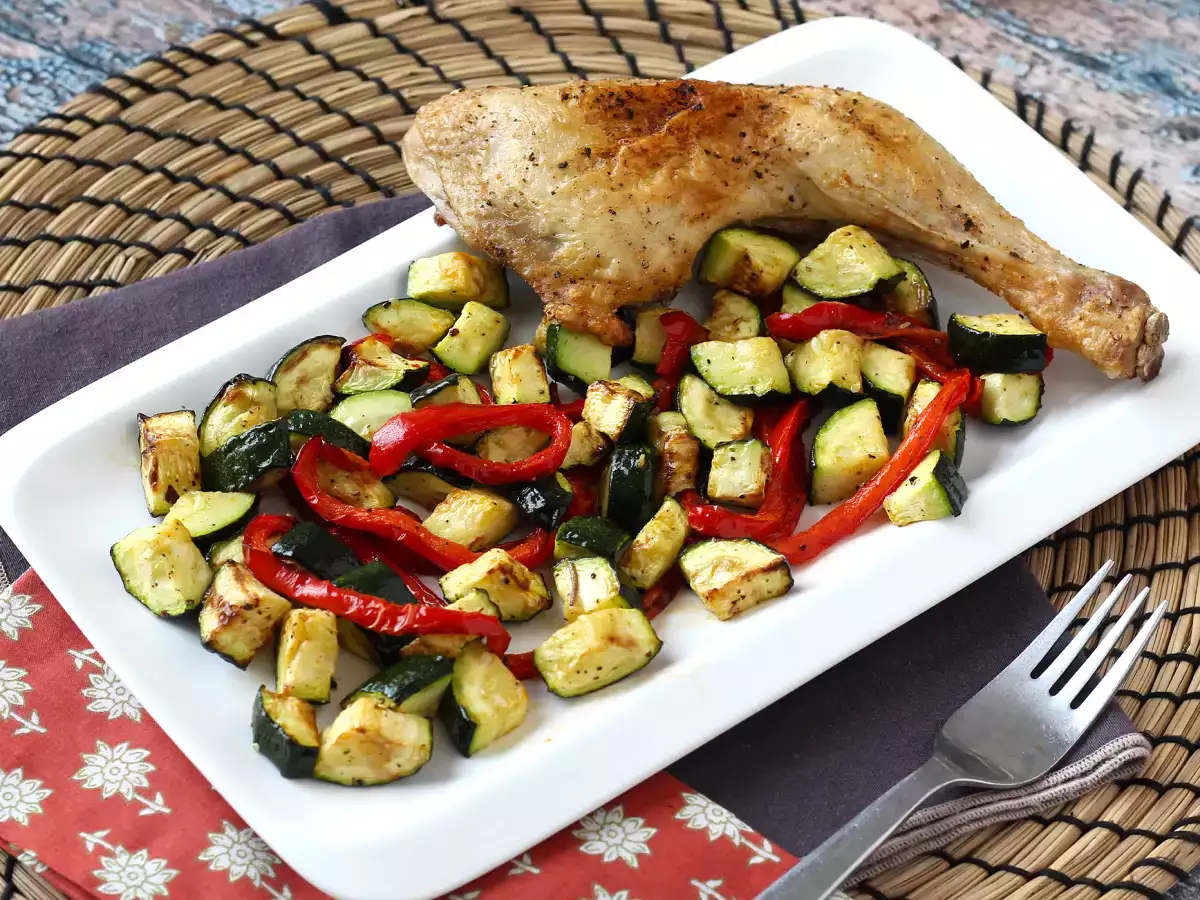 Hähnchen mit Paprika und Zucchini in der Heißluftfritteuse: in 20 Minuten fertig! - foto 3