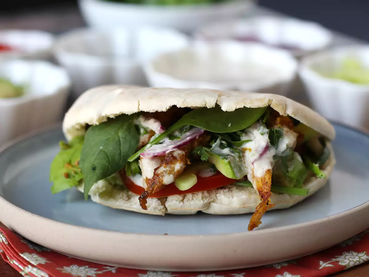 Hähnchen-Shawarma aus der Heißluftfritteuse, Pita und Tahini-Sauce - foto 2