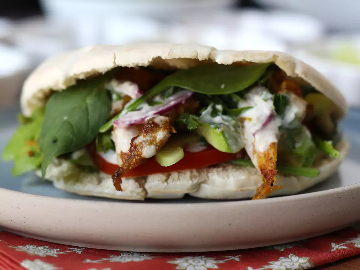 Hähnchen-Shawarma aus der Heißluftfritteuse, Pita und Tahini-Sauce - foto 3
