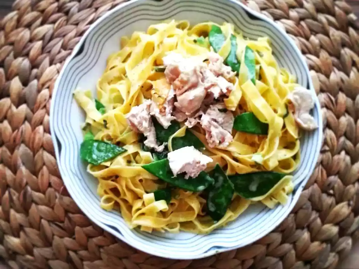 Hähnchenbrust auf Bandnudeln in Estragonsauce