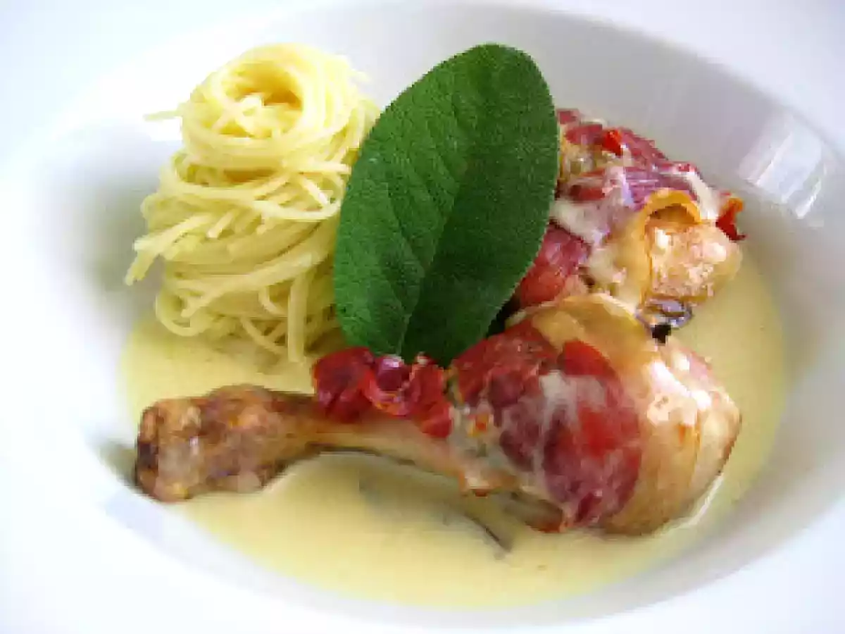 Hähnchenkeulen mit Salbei und Serrano-Schinken in Weißwein