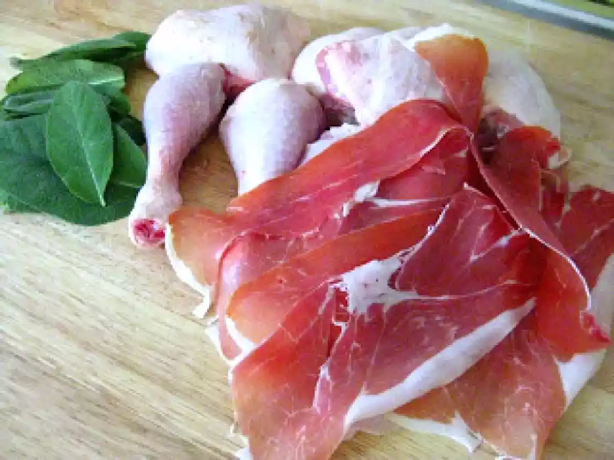 Hähnchenkeulen mit Salbei und Serrano-Schinken in Weißwein - foto 2