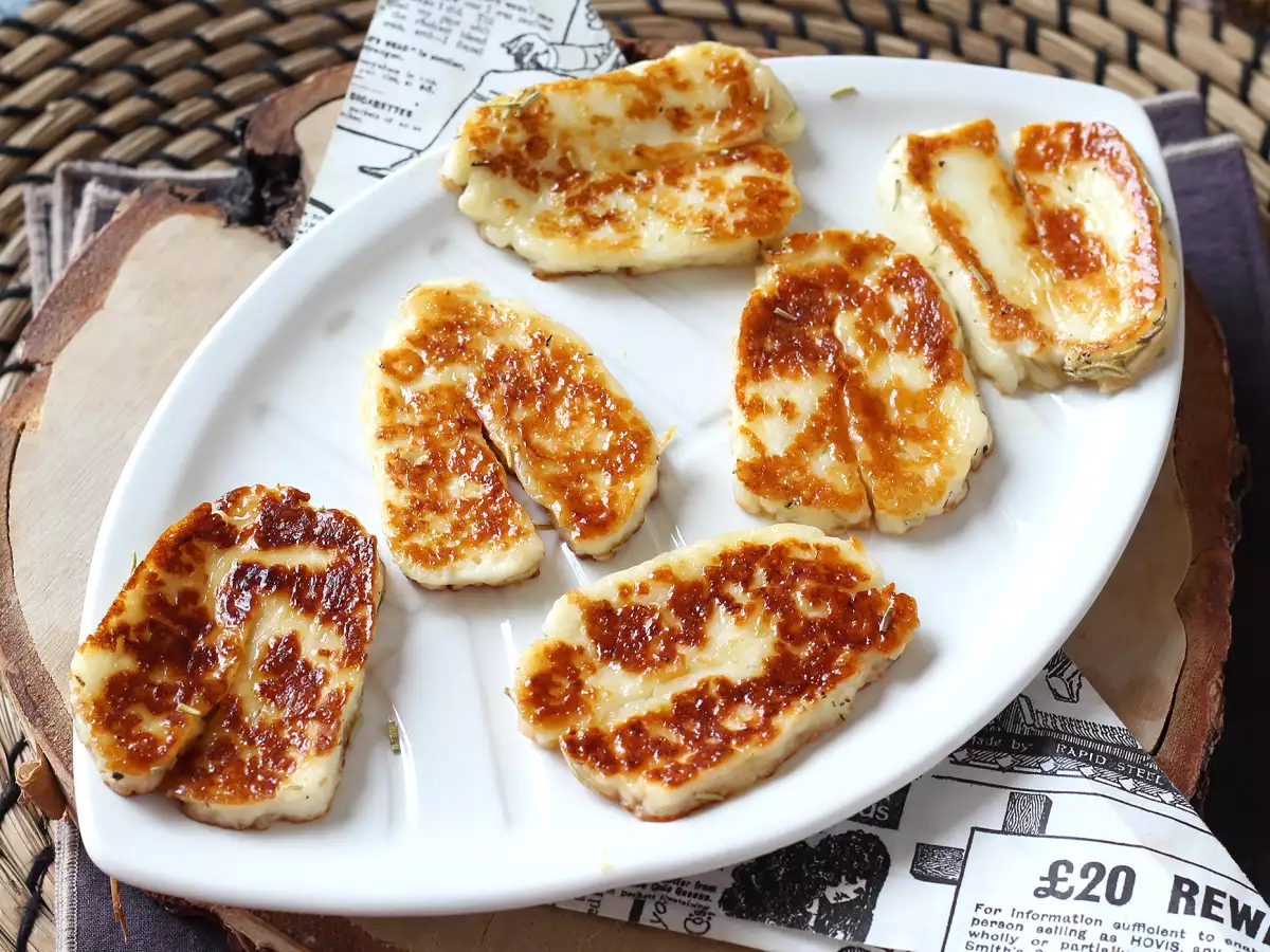 Halloumi aus der Pfanne mit Honig und Rosmarin – süß und herzhaft