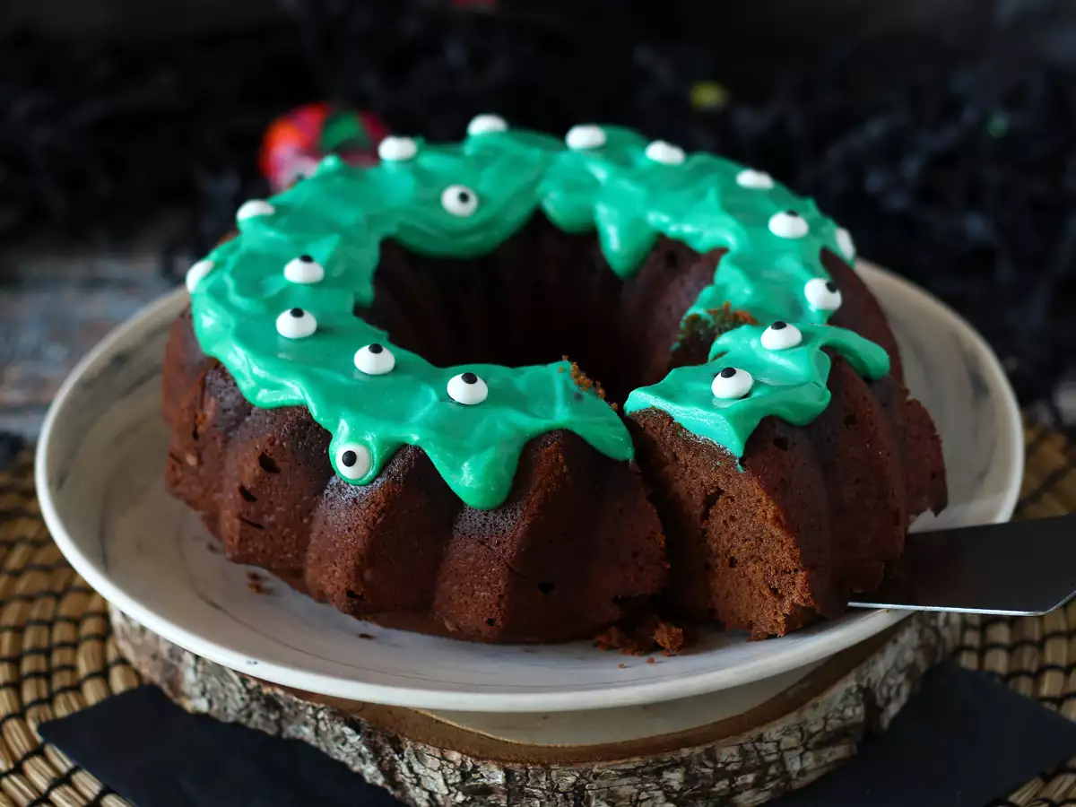 Halloween-Gugelhupf: saftiger Schokoladenkuchen mit Glasur