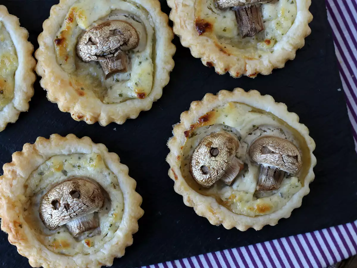 Halloween-Tartelettes mit Pilzen und Knoblauch-Kräuter-Frischkäse