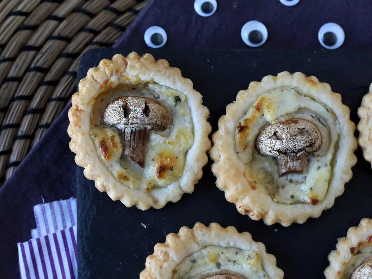 Halloween-Tartelettes mit Pilzen und Knoblauch-Kräuter-Frischkäse - foto 2