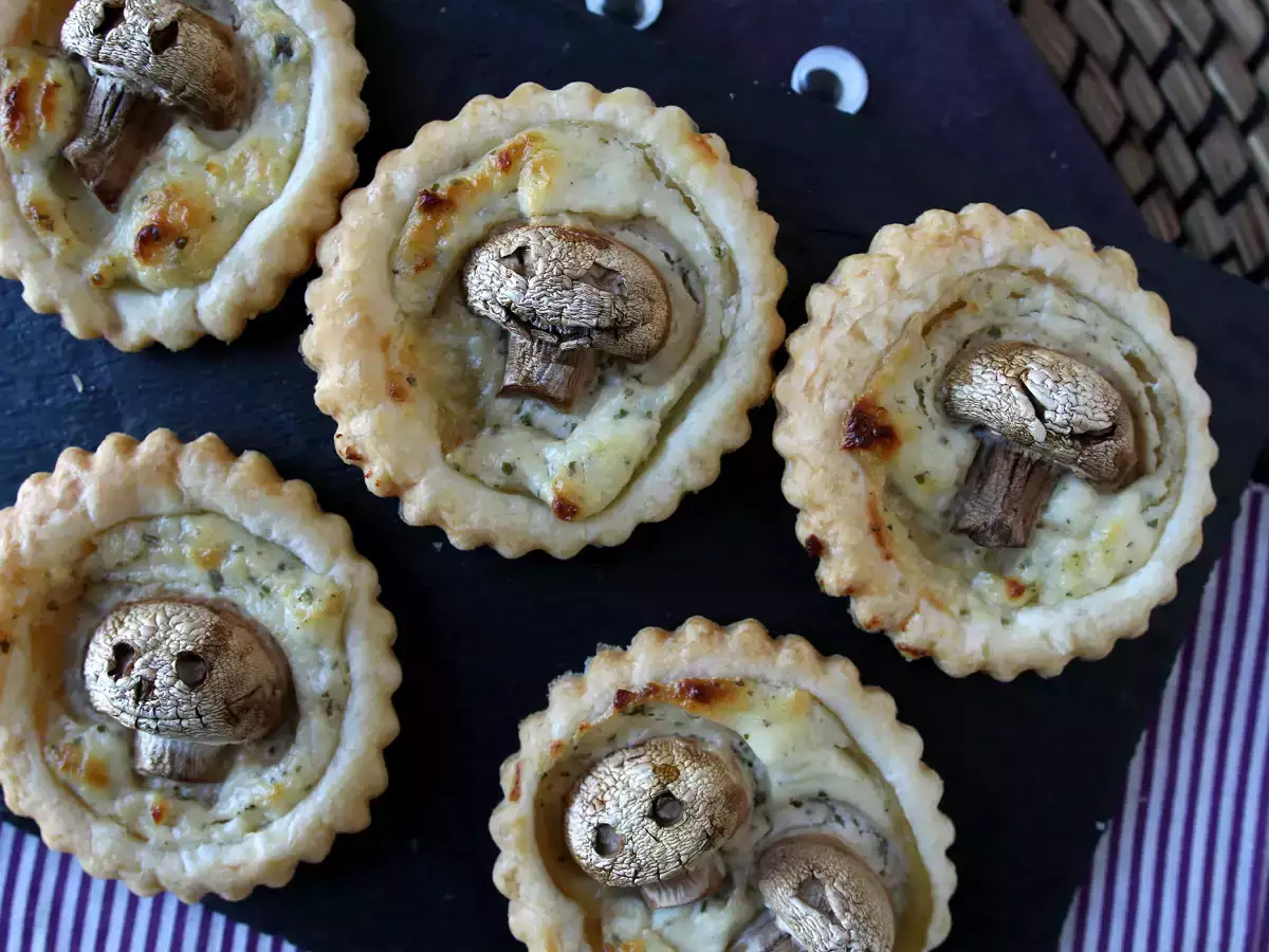 Halloween-Tartelettes mit Pilzen und Knoblauch-Kräuter-Frischkäse - foto 6