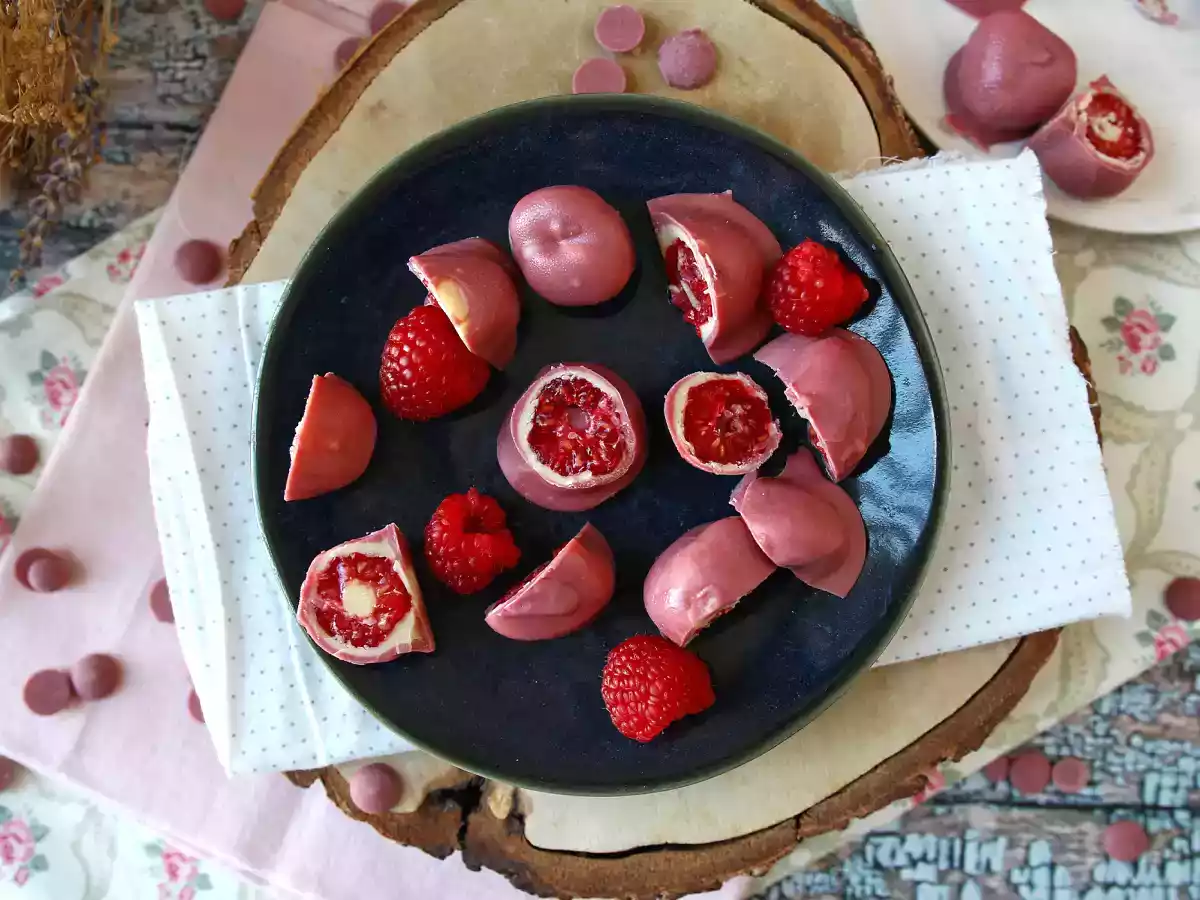 Häppchen mit Himbeeren, weißer Schokolade und Ruby-Schokolade nach Franui-Art - foto 2